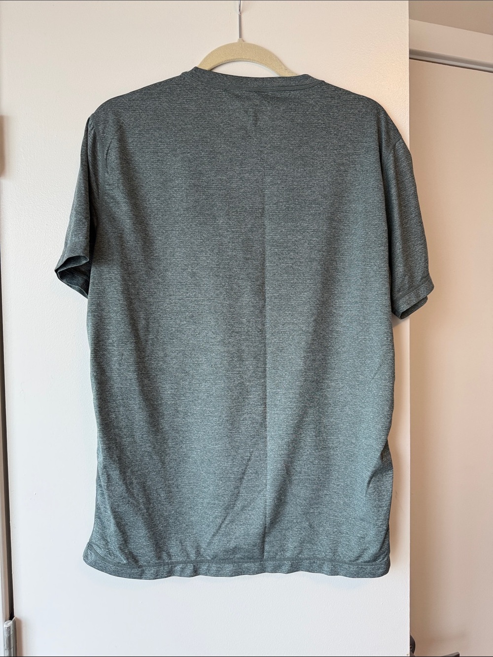 Vuori Men's Slate Heather Short Sleeve Pocket Tee - Picture 5 of 6